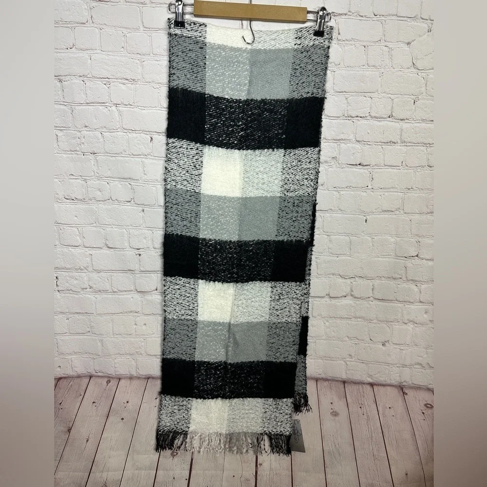 NWT Catherines long soft warm Scarf, black white gray‎ plaid approx 75